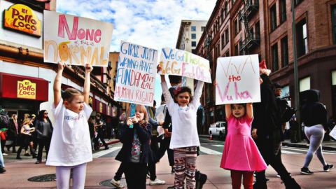 enfants à une manifestation