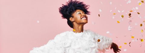 le retour du bonheur Une femme souriante lance des confettis