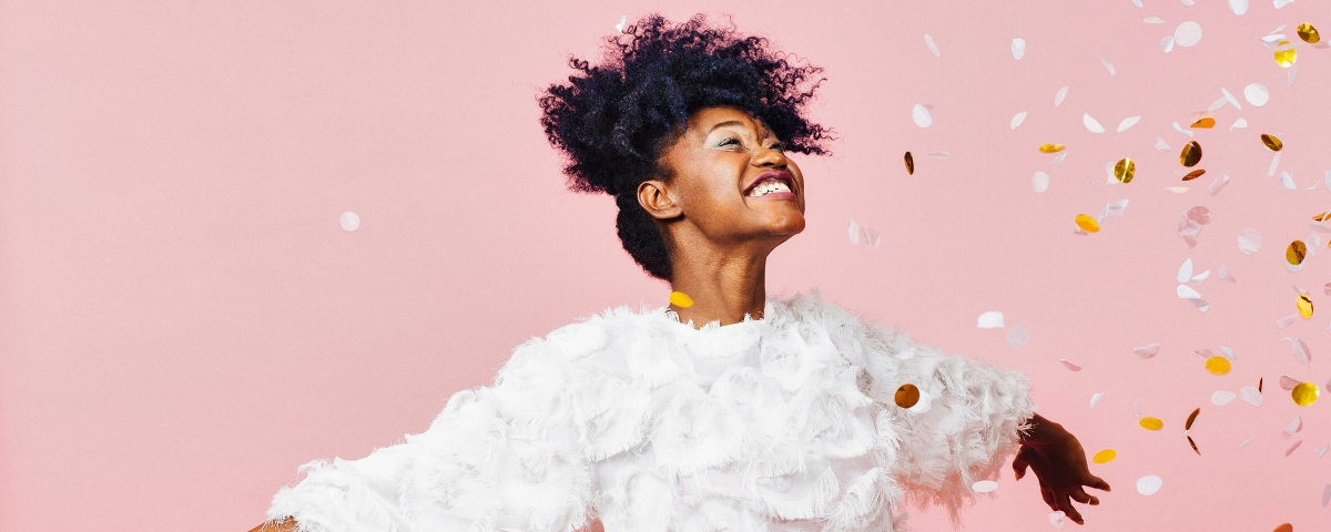 le retour du bonheur Une femme souriante lance des confettis