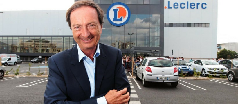 Leclerc Michel Edouard Leclerc posant devant un magasin Leclerc, avec le sourire