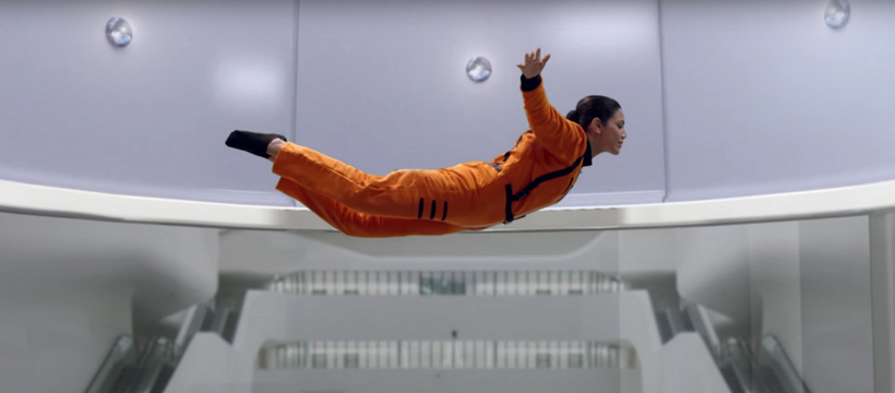 lg-india une femme qui vole