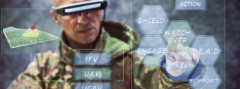 militaire Un militaire utilisant la technologie