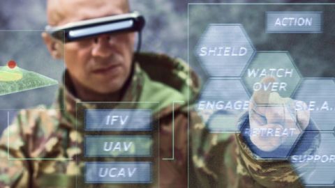 militaire Un militaire utilisant la technologie