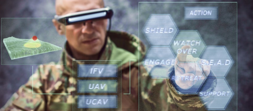 militaire Un militaire utilisant la technologie