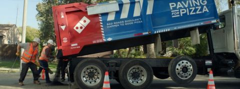 Pavingforpizza Un camion de travaux Domino's Pizza