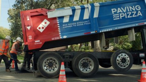Pavingforpizza Un camion de travaux Domino's Pizza