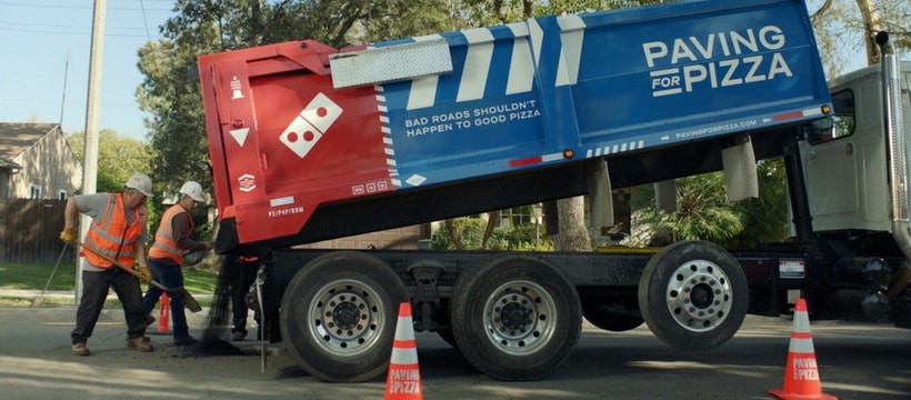 Pavingforpizza Un camion de travaux Domino's Pizza