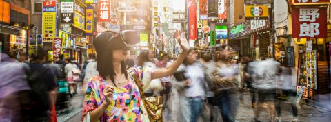 retail-future femme japonaise avec casque de vr