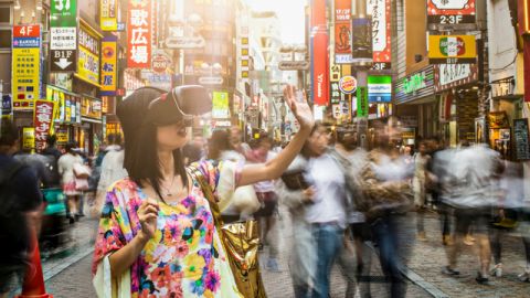 femme japonaise avec casque de vr