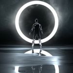 Un androïde devant une lumière ronde