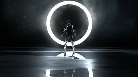 Un androïde devant une lumière ronde