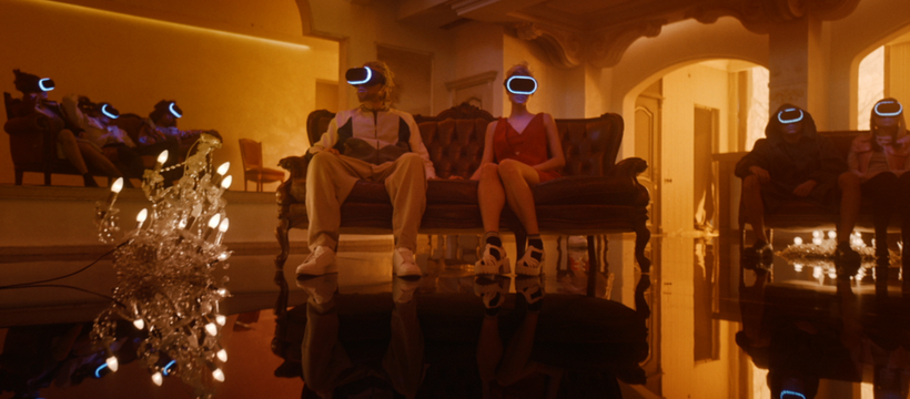 skyn couple avec un casque de réalité virtuelle