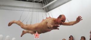 L'artiste Stelarc, nu, suspendu par le dos
