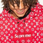 Un adolescent portant un sweatshirt Louis Vuitton x Supreme