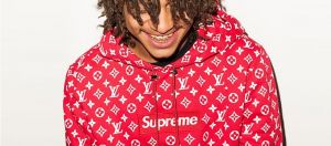 Un adolescent portant un sweatshirt Louis Vuitton x Supreme
