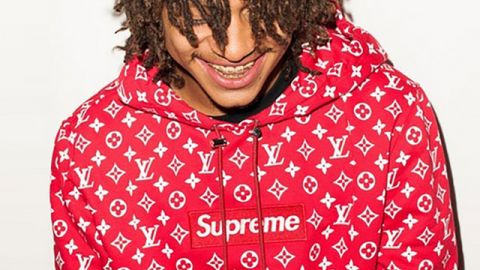 Un adolescent portant un sweatshirt Louis Vuitton x Supreme