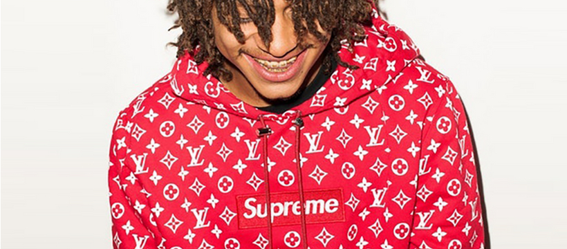 SupremeLouisVuitton Un adolescent portant un sweatshirt Louis Vuitton x Supreme