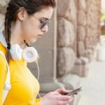 adolescente avec un smartphone
