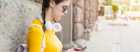 teenager adolescente avec un smartphone