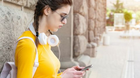 adolescente avec un smartphone