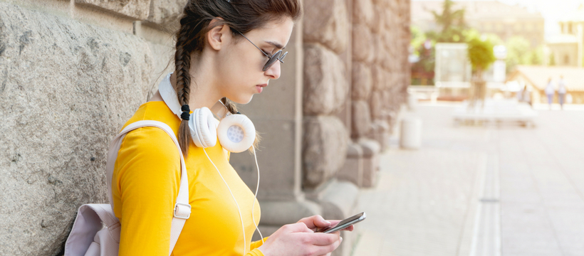 teenager adolescente avec un smartphone