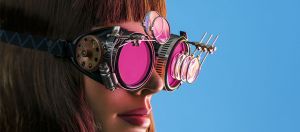 femme aux lunettes futuristes
