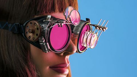 femme aux lunettes futuristes