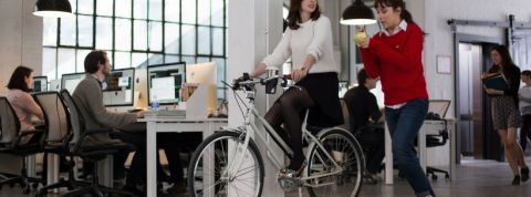 the-intern anne hathaway dans le stagiaire