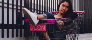 femme dans un chariot de supermarché