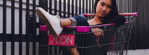 trolley femme dans un chariot de supermarché