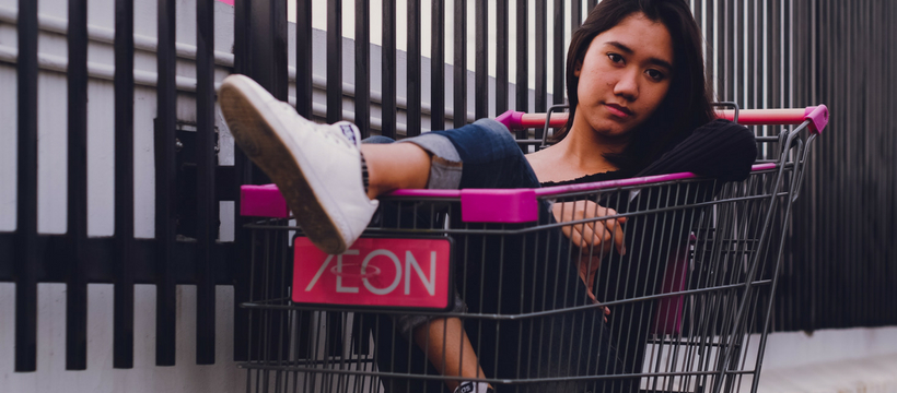trolley femme dans un chariot de supermarché