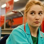 Déborah François, dans le film les Tribulations d'une caissière, en train de passer des articles en caisse