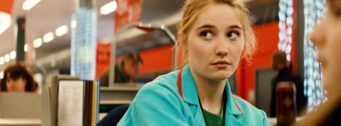 Walmart installe des micros pour surveiller les personnes qui travaillent en caisse Déborah François, dans le film les Tribulations d'une caissière, en train de passer des articles en caisse