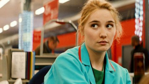 Déborah François, dans le film les Tribulations d'une caissière, en train de passer des articles en caisse