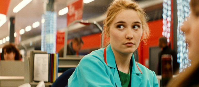 Walmart installe des micros pour surveiller les personnes qui travaillent en caisse Déborah François, dans le film les Tribulations d'une caissière, en train de passer des articles en caisse