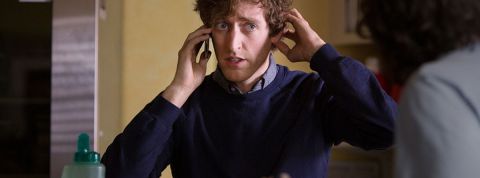 Lancer sa startup n'est pas toujours facile Richard, de la série Silicon Valley, en train d'avoir une conversation téléphonique compliquée