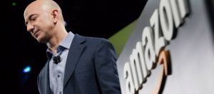 Jeff Bezos devant le logo d'Amazon