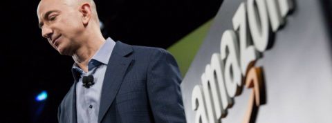 Amazon Jeff Bezos devant le logo d'Amazon