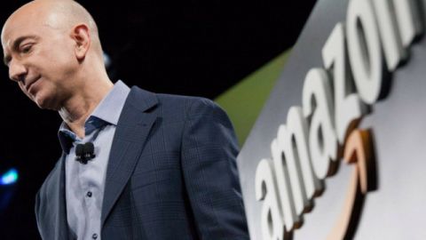 Jeff Bezos devant le logo d'Amazon