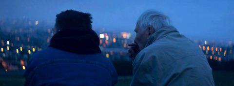 Marcel dévoile un film émouvant au sujet du legs et de la transmission après la mort un jeune et un vieux de dos