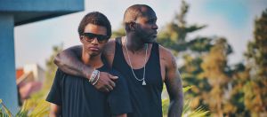 père et fils au soleil en été sur terrasse