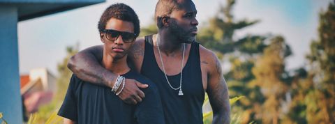 clash generations père et fils au soleil en été sur terrasse