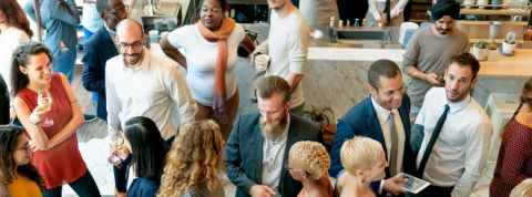 Il est important de diversifier ses équipes en entreprise Une pièce remplie de gens de divers horizons, nationalités et genres