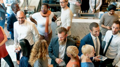 Une pièce remplie de gens de divers horizons, nationalités et genres