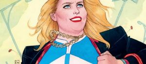 Une femme blonde en costume de super-héros