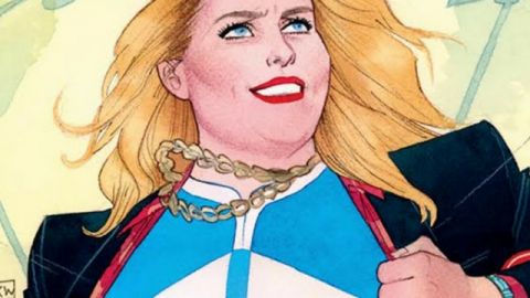 Une femme blonde en costume de super-héros