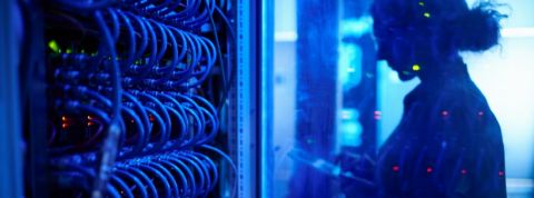 Le secteur du numérique s’engage en faveur de la formation des femmes une femme devant une base de données