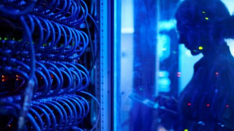 une femme devant une base de données