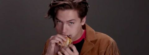 garcon-burger un garçon mange un burger