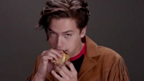 garcon-burger un garçon mange un burger